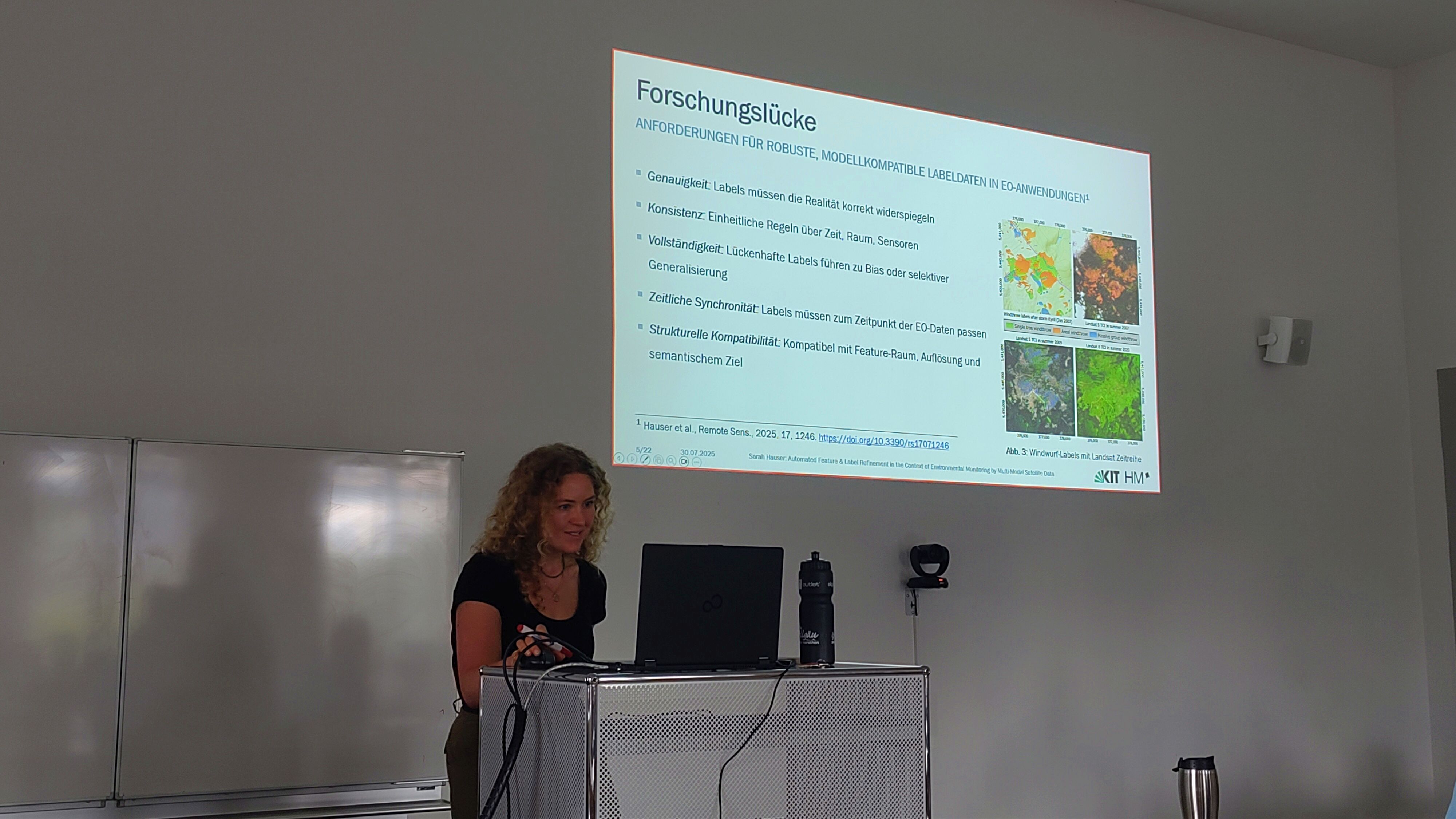 Rednerin mit Präsentation