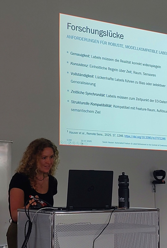 Rednerin mit Präsentation