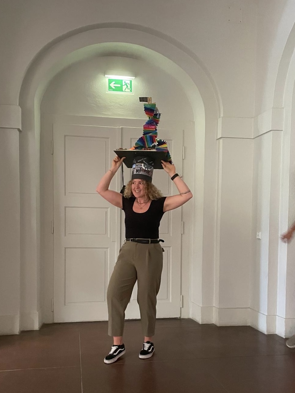 Sarah Hauser probiert ihren Doktorhut auf. 
