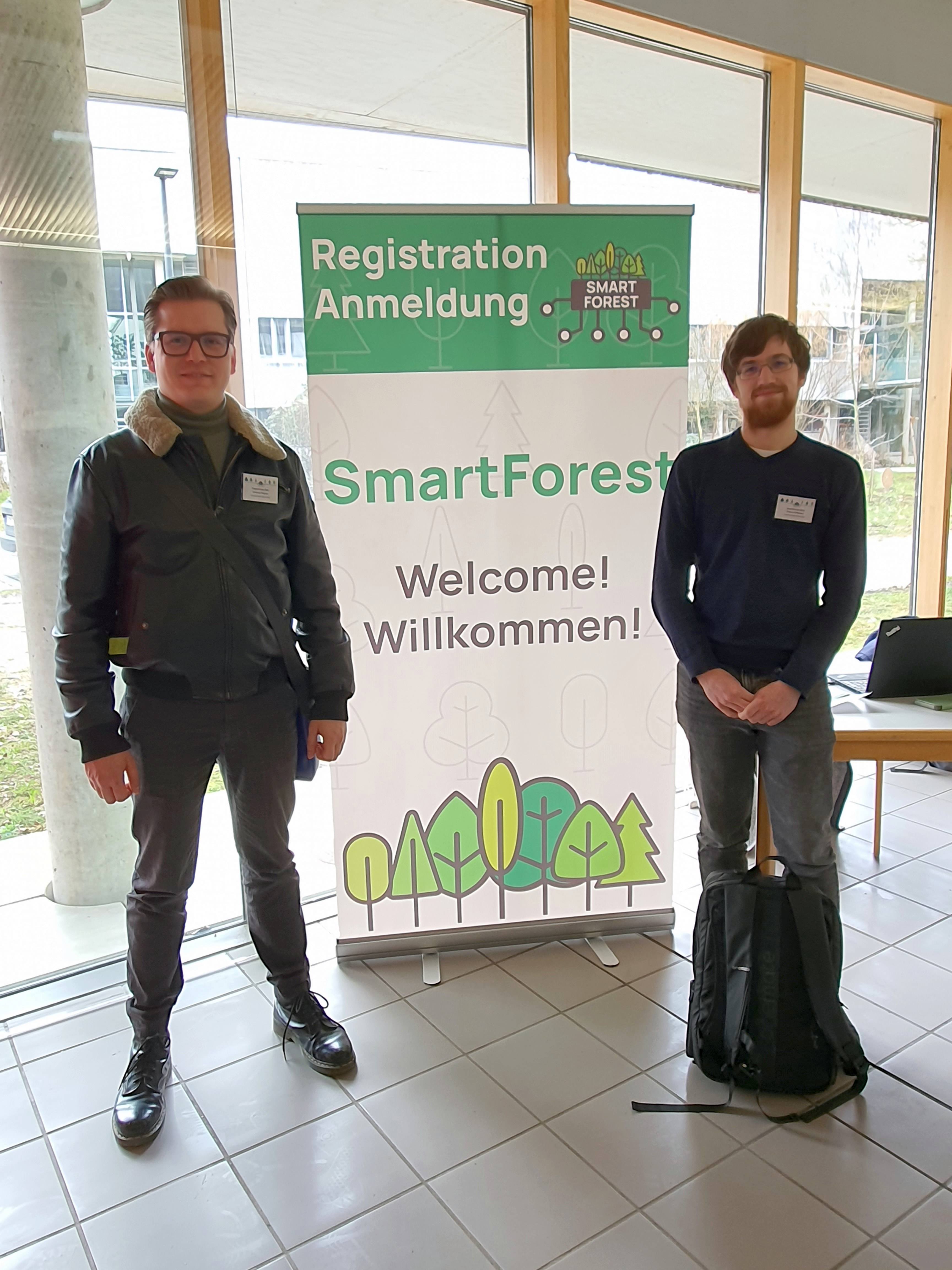 Personen mit Ausstellungsbanner