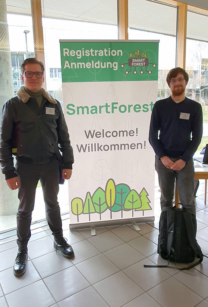 Personen mit Ausstellungsbanner