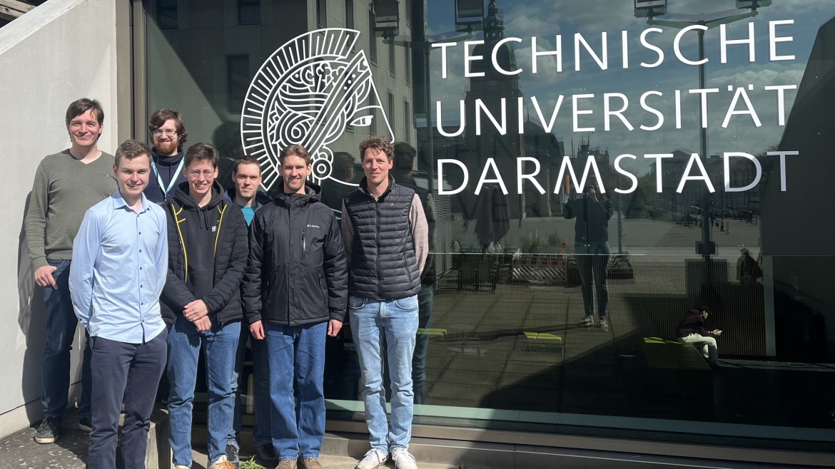 Gruppenfoto mit Hochschullogo