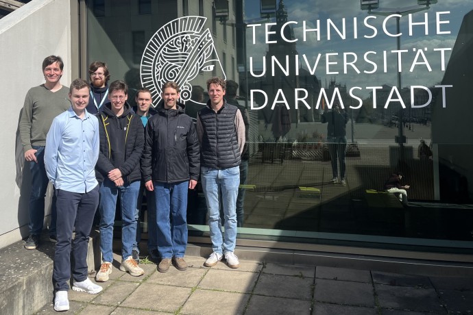 Gruppenfoto mit Hochschullogo