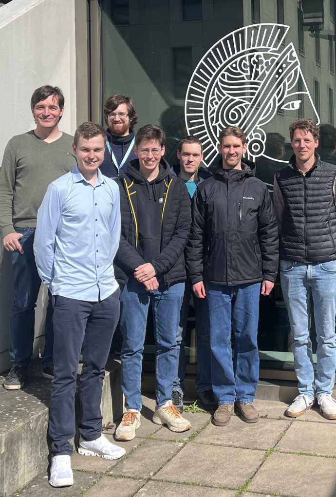 Gruppenfoto mit Hochschullogo