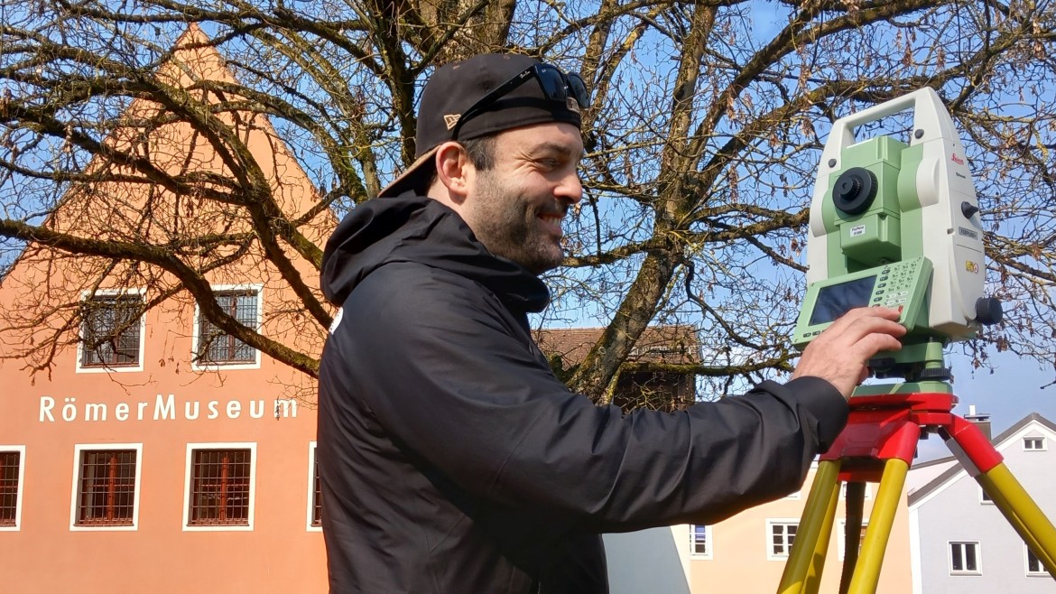 Person mit Instrument im Museumsgarten