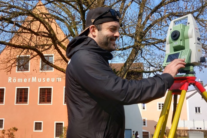 Person mit Instrument im Museumsgarten