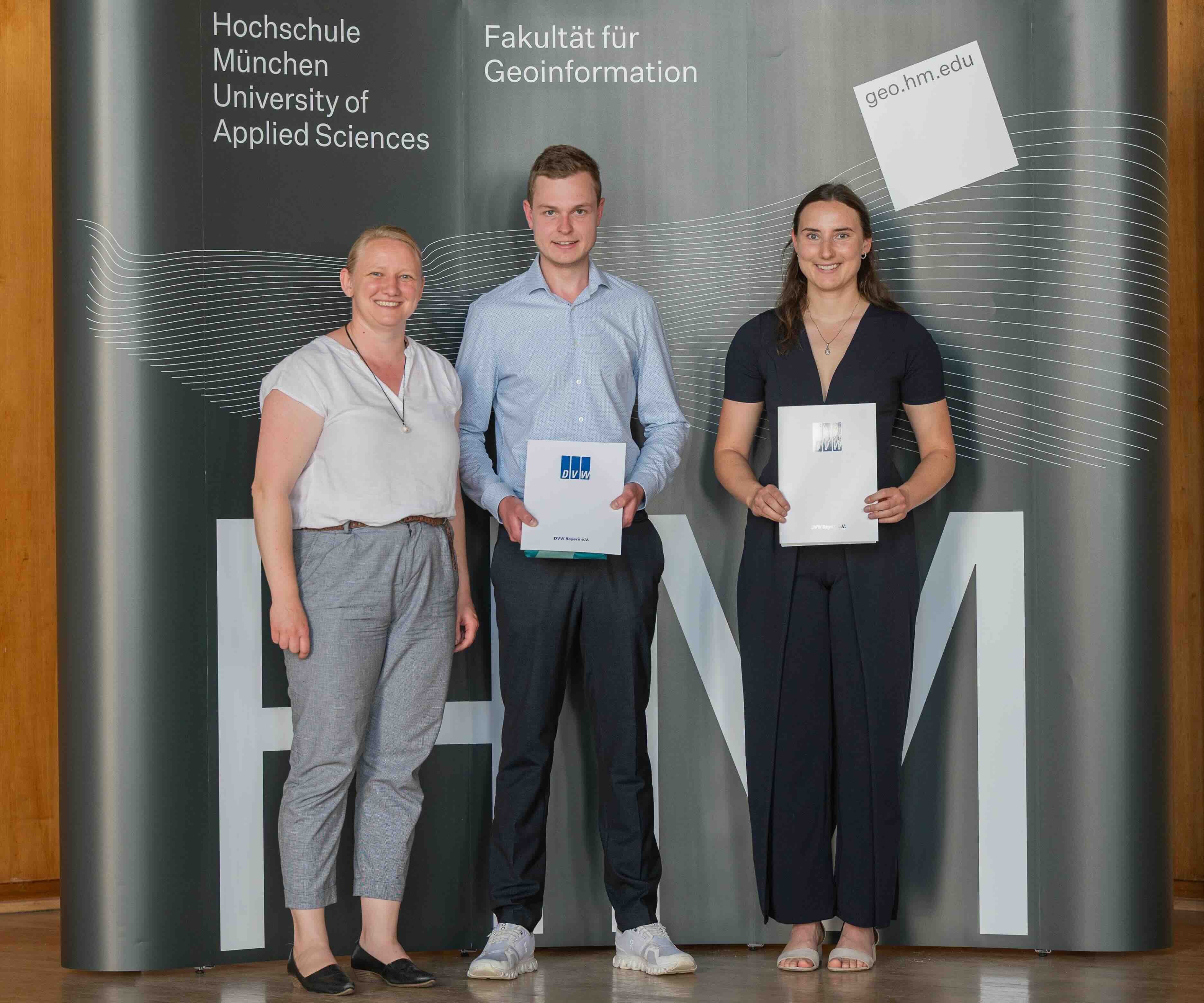 Harbert-Buchpreis verliehen durch M.Sc. Julia Geiger, Vorsitzende des DVW Bayern e.V. an M.Eng. Kilian Sperber (bester Abschluss Master Geomatik)
B.Eng. Kerstin Stauder (bester Abschluss Bc. Angewandte Geodäsie und Geoinformatik