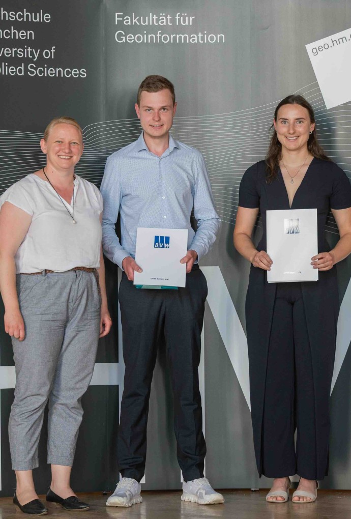 Harbert-Buchpreis verliehen durch M.Sc. Julia Geiger, Vorsitzende des DVW Bayern e.V. an M.Eng. Kilian Sperber (bester Abschluss Master Geomatik)
B.Eng. Kerstin Stauder (bester Abschluss Bc. Angewandte Geodäsie und Geoinformatik