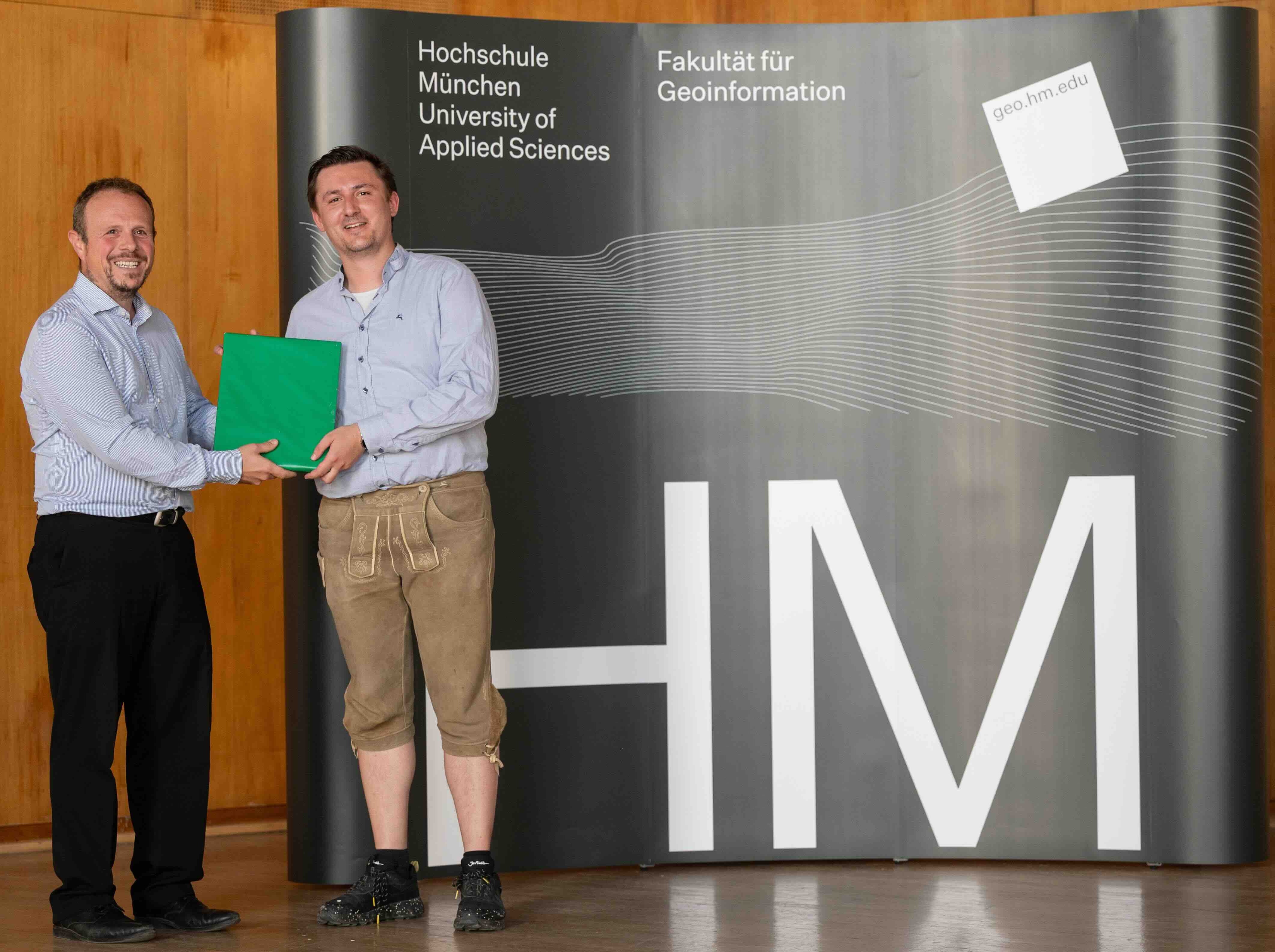 • Nachwuchspreis Fernerkundung des DLRgestiftet von Prof. Dr. rer. nat. habil. Hannes Taubenböck überreichte Prof. Dr. Andreas Schmitt an M.Eng. Hubertus Vier