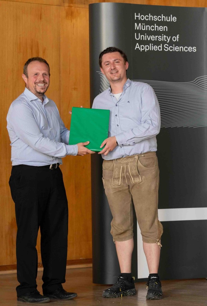 • Nachwuchspreis Fernerkundung des DLRgestiftet von Prof. Dr. rer. nat. habil. Hannes Taubenböck überreichte Prof. Dr. Andreas Schmitt an M.Eng. Hubertus Vier