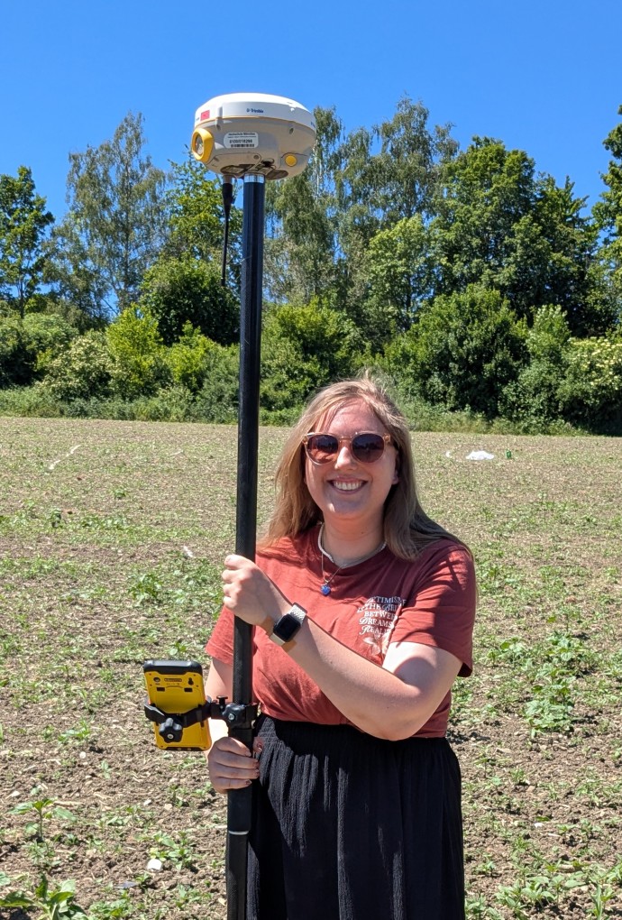 PPerson mit GNSS-Instrument