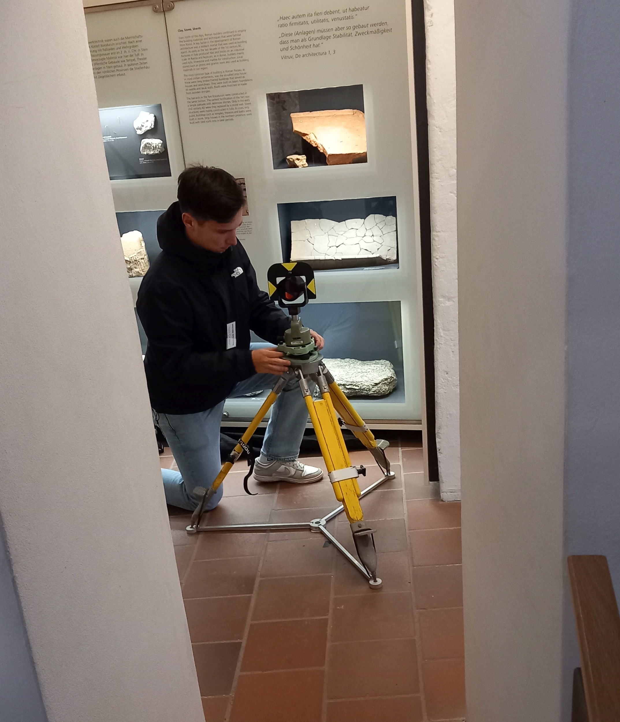 Person mit niedrig aufgebautem Stativ