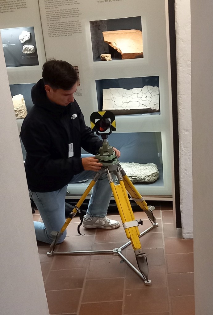 Person mit niedrig aufgebautem Stativ