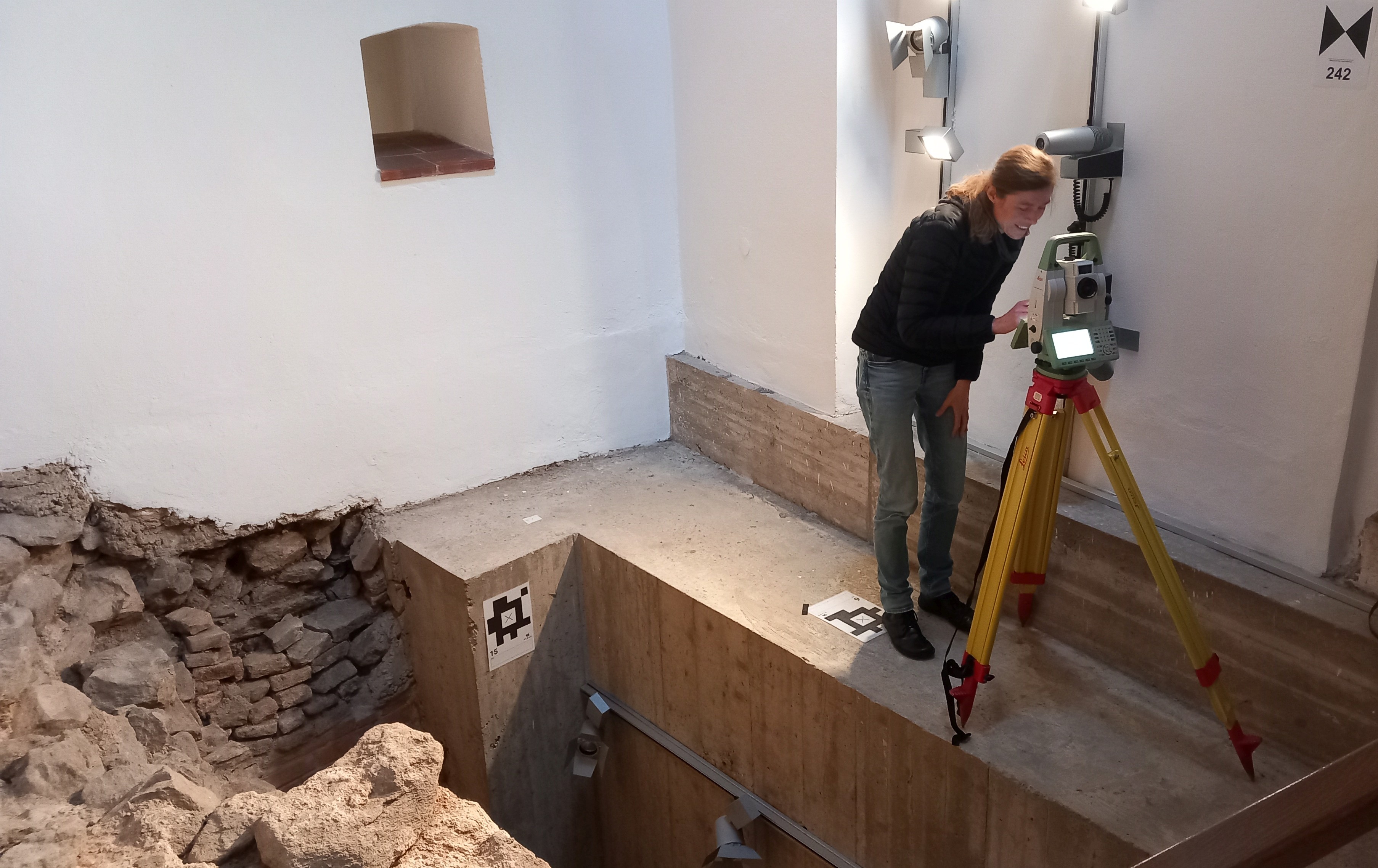 Person mit Stativ an Kante