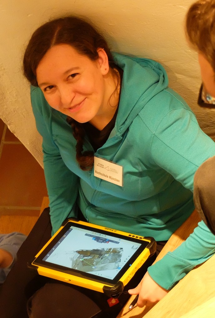Personen mit Tablett