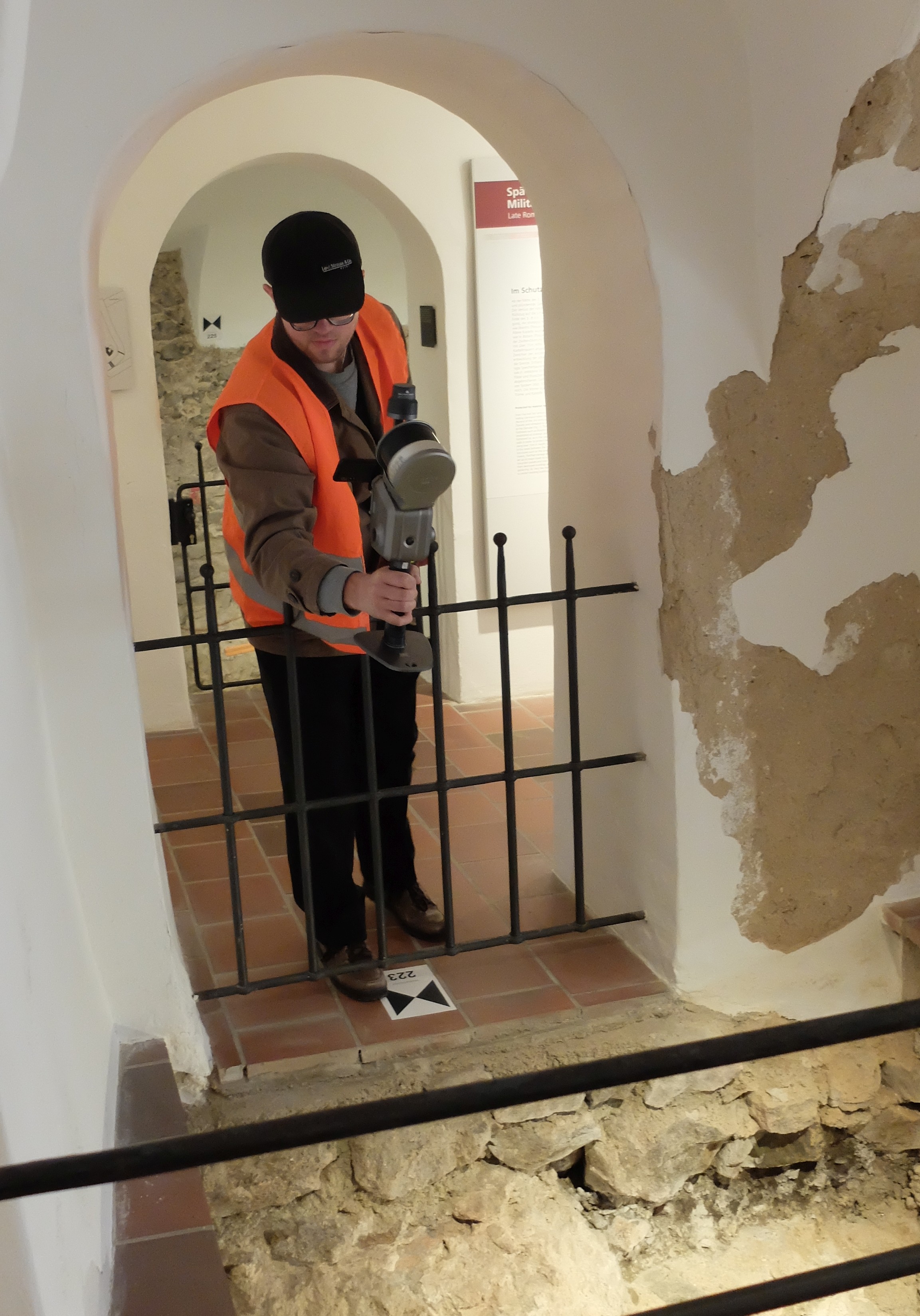 Person mit Scanner, Fundamente