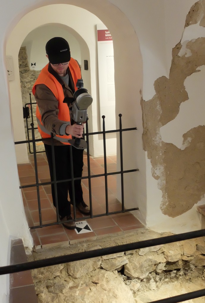 Person mit Scanner, Fundamente