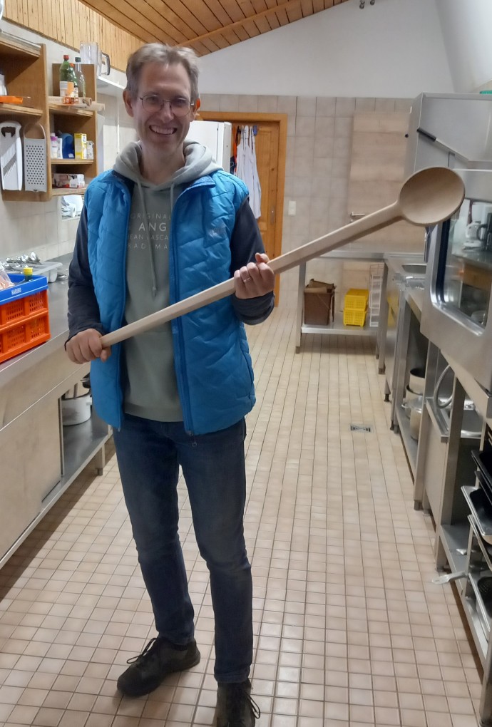 Person mit großem Kochlöffel