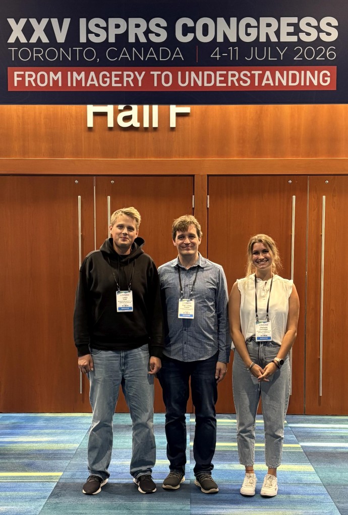 Gruppenbild mit Konferenzbanner