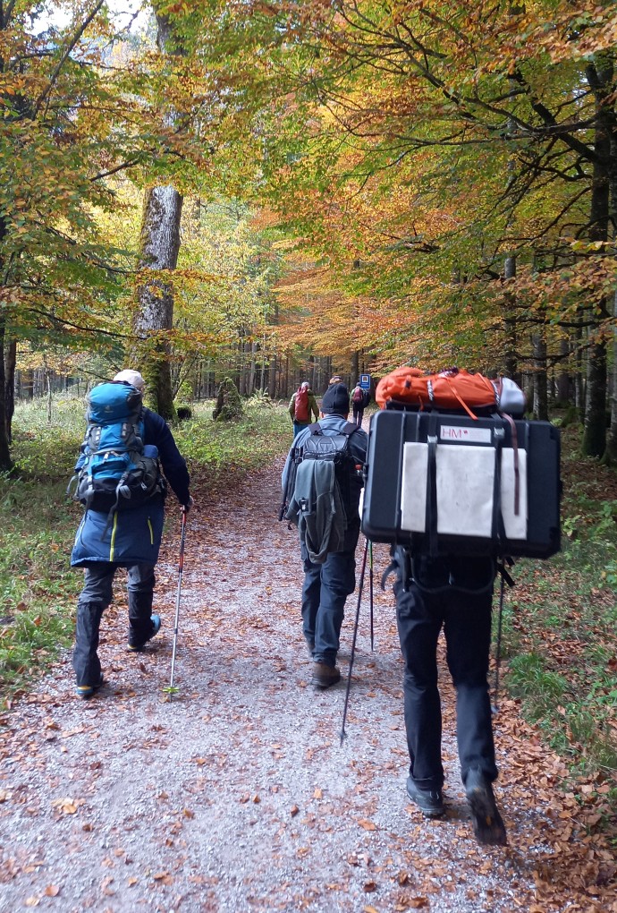 Personen auf Wanderweg