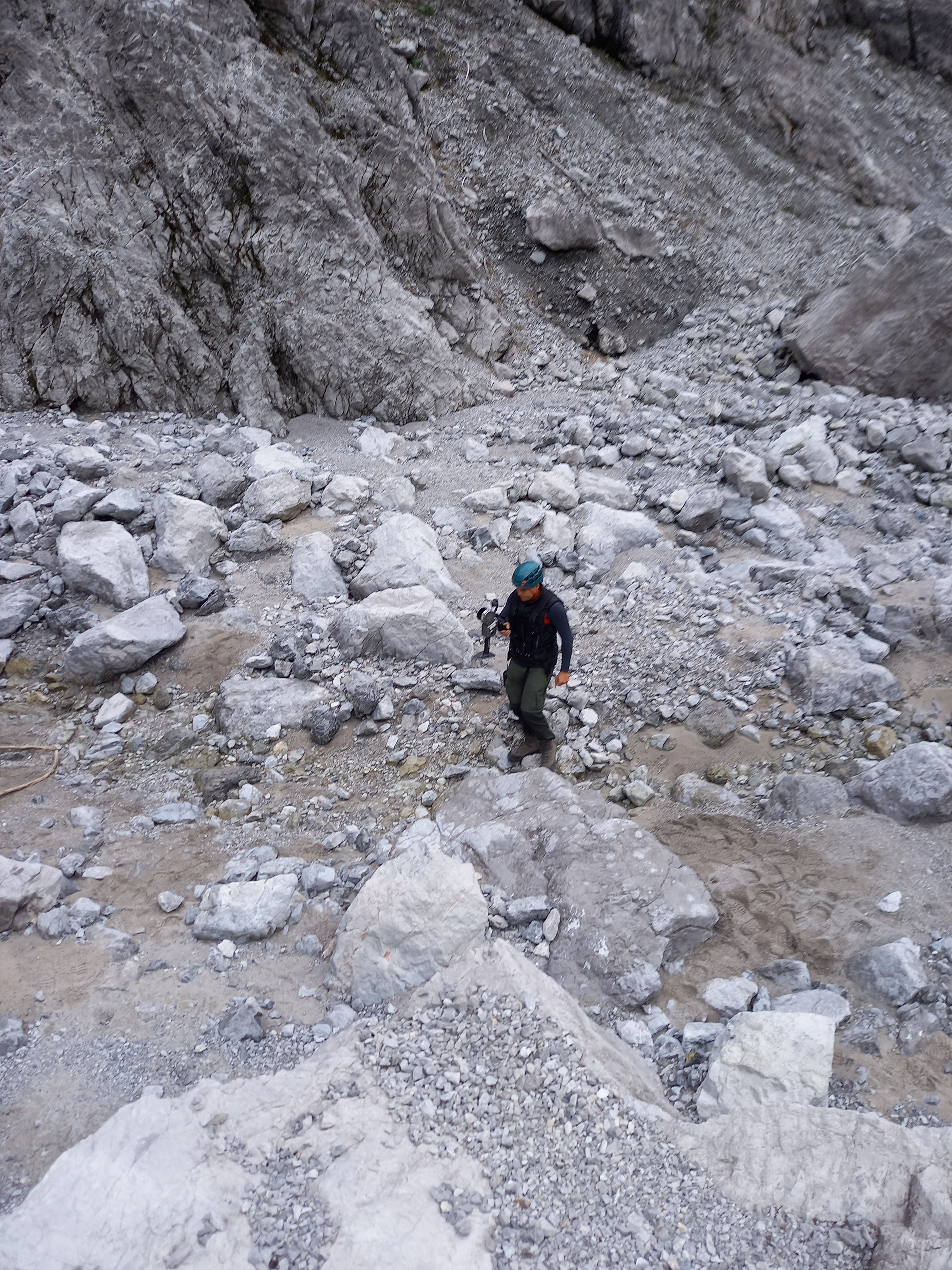 Objektaufnahme mit mobilem Laserscanner (Foto: Jens Czaja) Person mit Handscanner