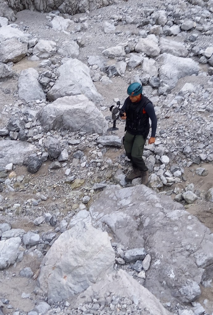 Person mit Handscanner