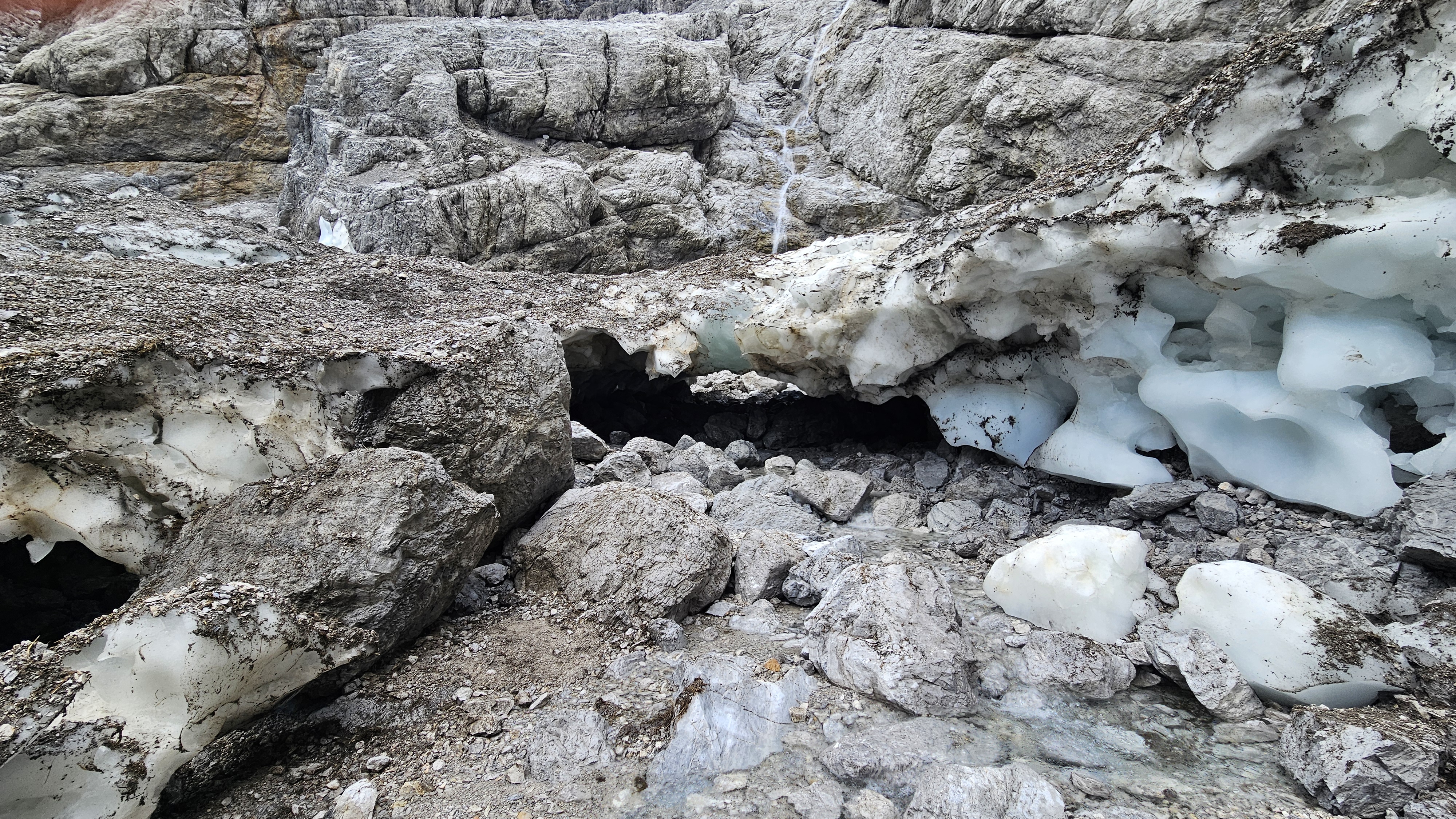 Die Reste einer mächtigen Eisschicht (Foto: Jörg Heblinski) Geländefoto