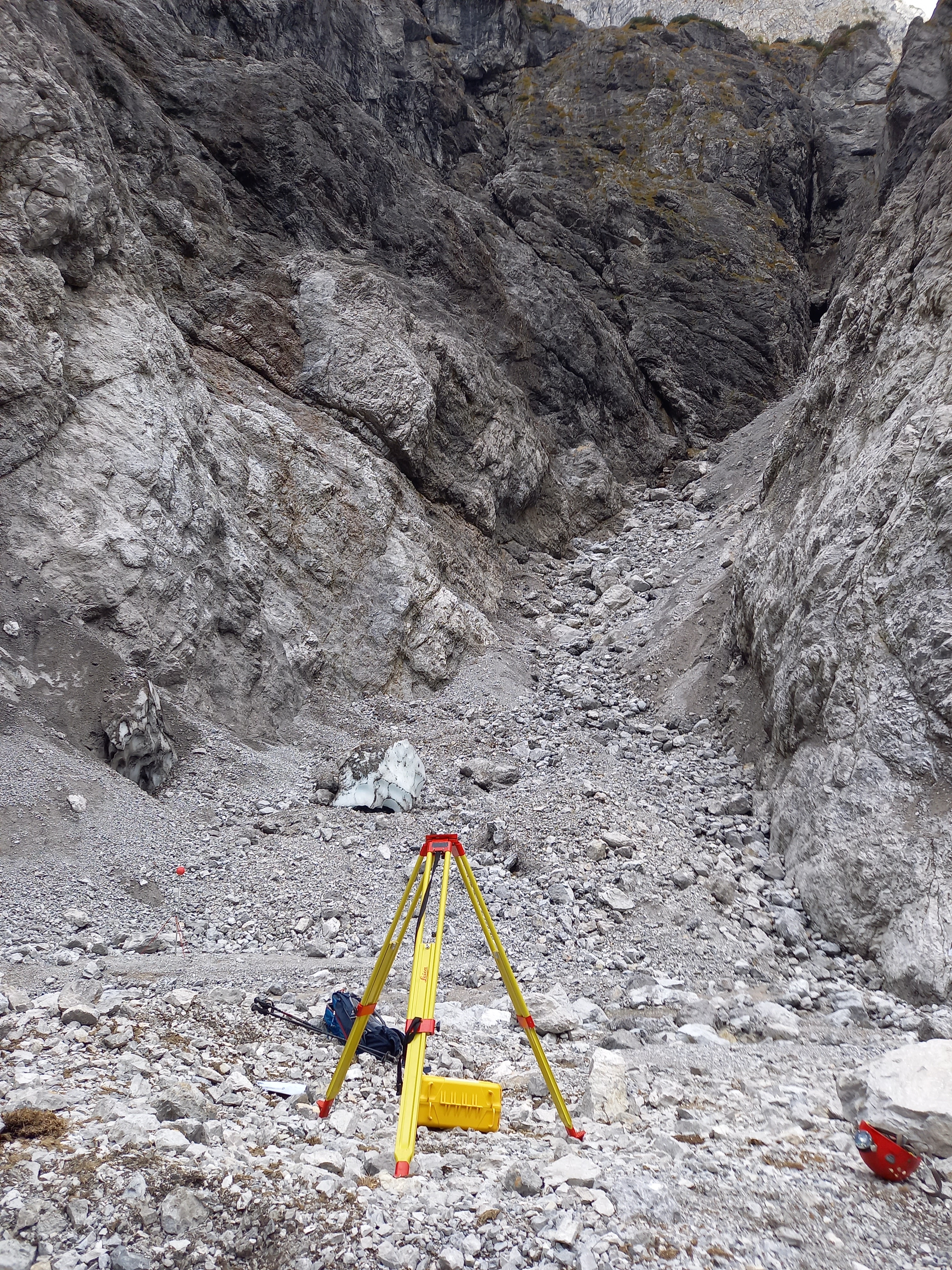 In diesem Tal befand sich die Eiskapelle (Foto: Jens Czaja) Gelände mit Stativ