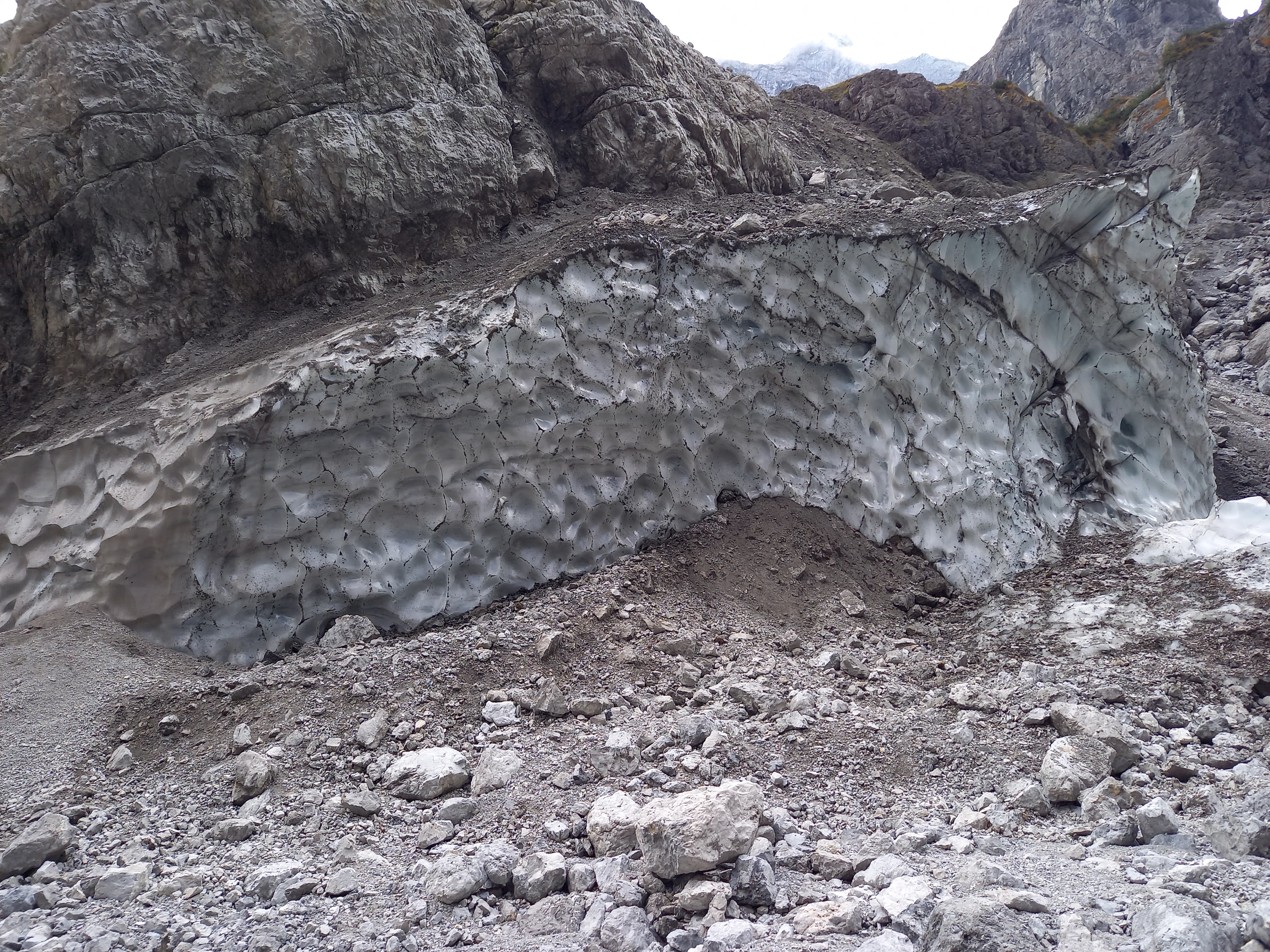 Eisreste am Talrand (Foto: Jens Czaja) Eis und Schotter