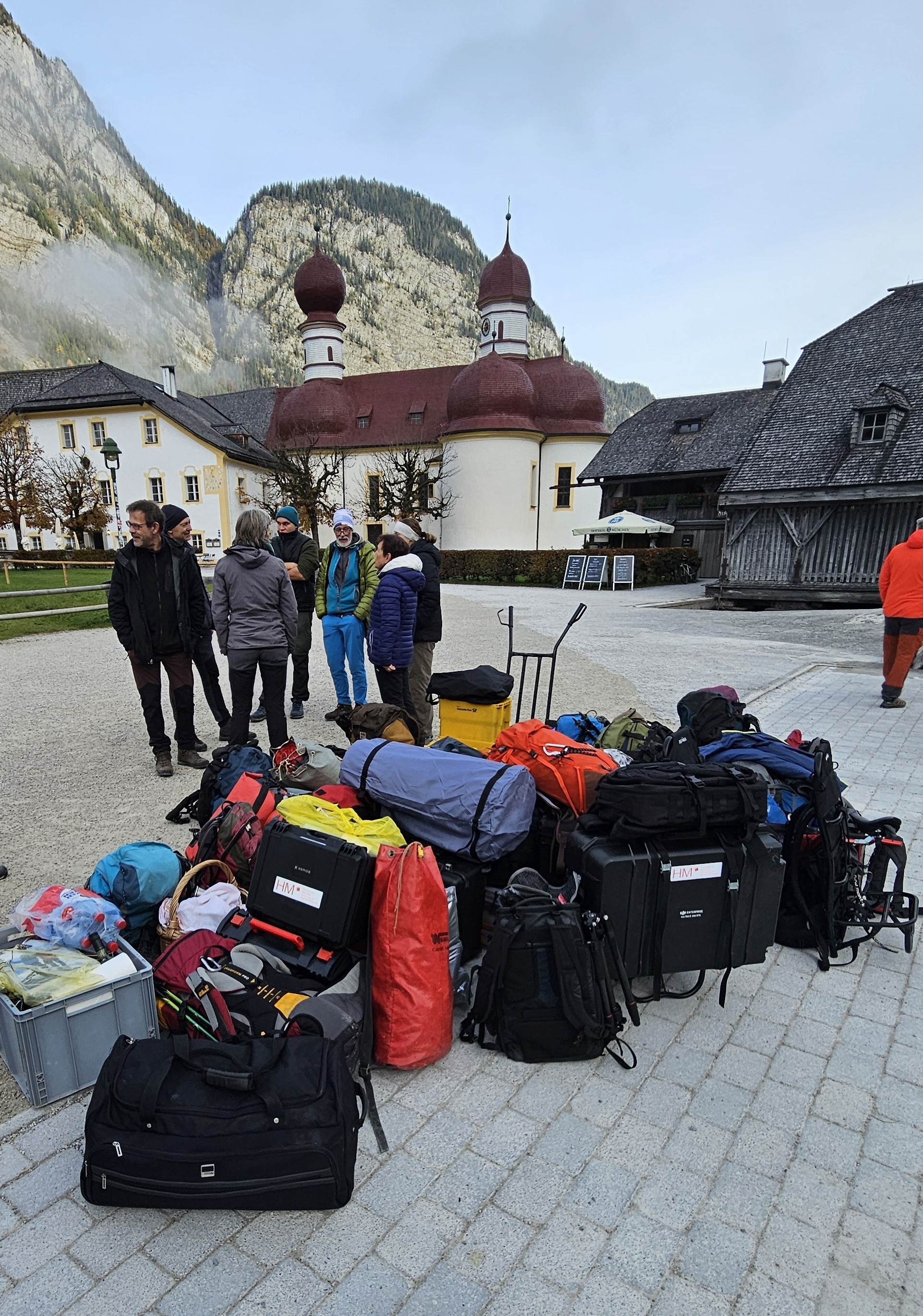 Team und Ausrüstung warten auf die Rückfahrt (Foto: Jörg Heblinski) Gruppe mit Gepäck