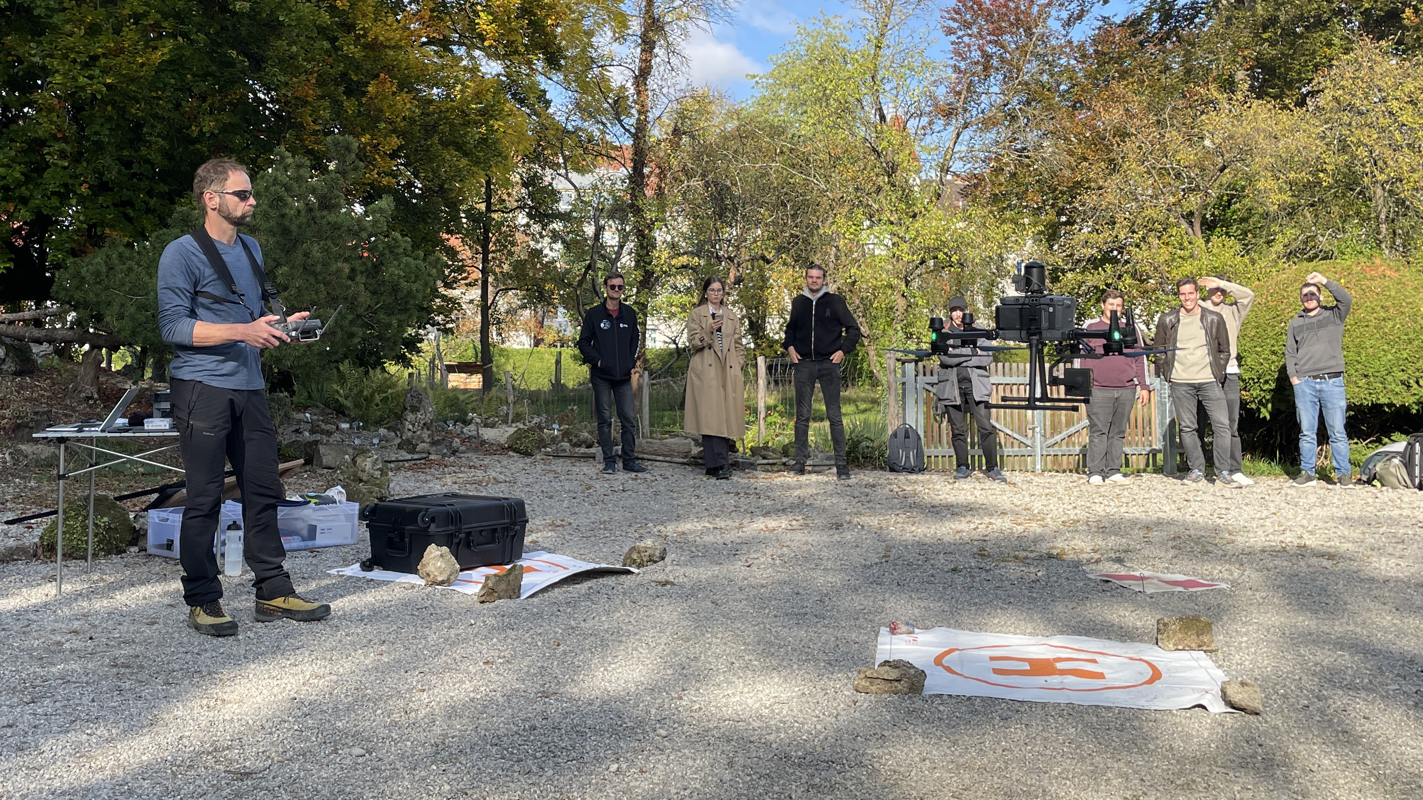 Pilot mit Fernsteuerung, Drohne, Zuschauer