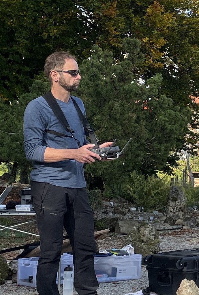 Pilot mit Fernsteuerung, Drohne, Zuschauer