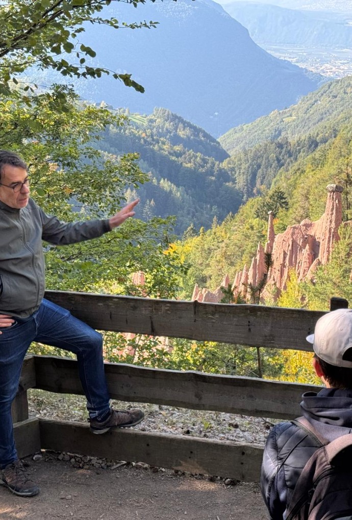 Personen an Aussichtspunkt