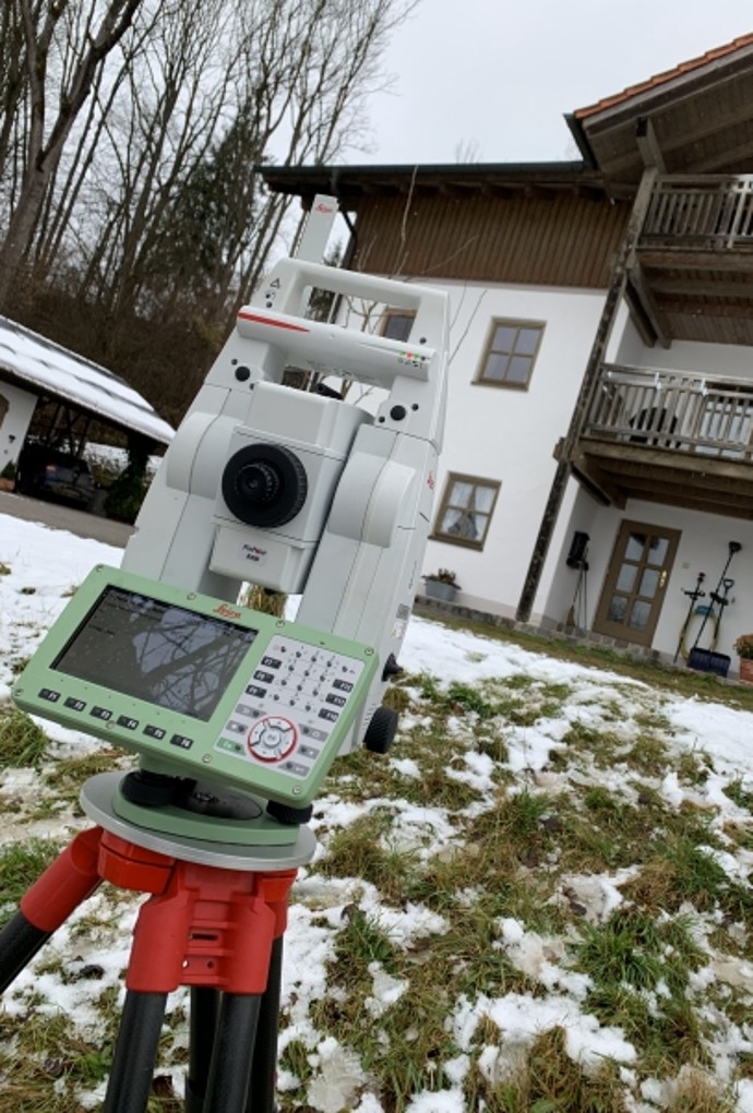 Tachymeter vor Gebäude