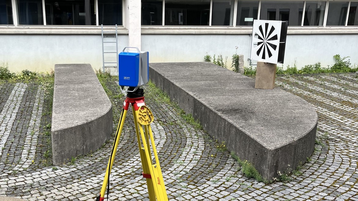 Ein Laserscanner Z+F 5016 im Auflösungsversuch am Böhlerstern (Foto: Jonas Brüderlein) Foto Messaufbau
