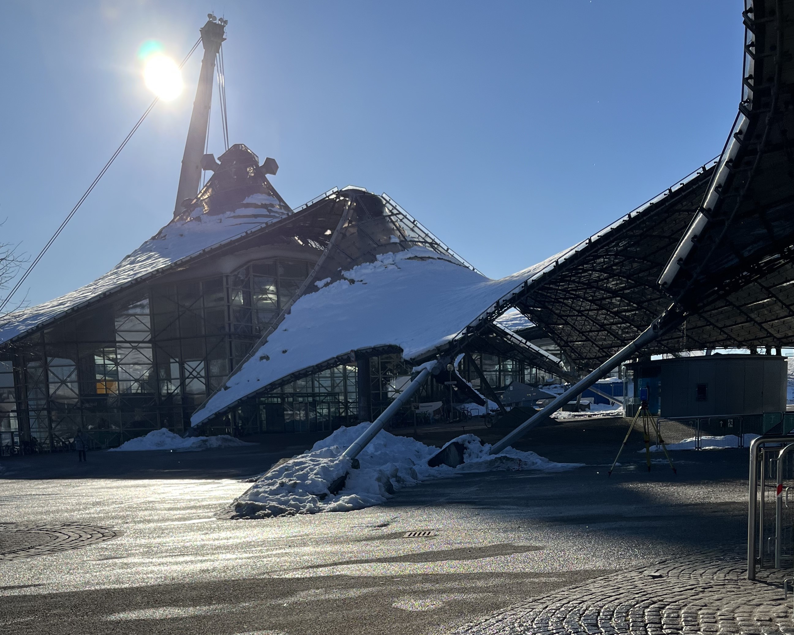 Foto: Olympiahalle mit Schnee