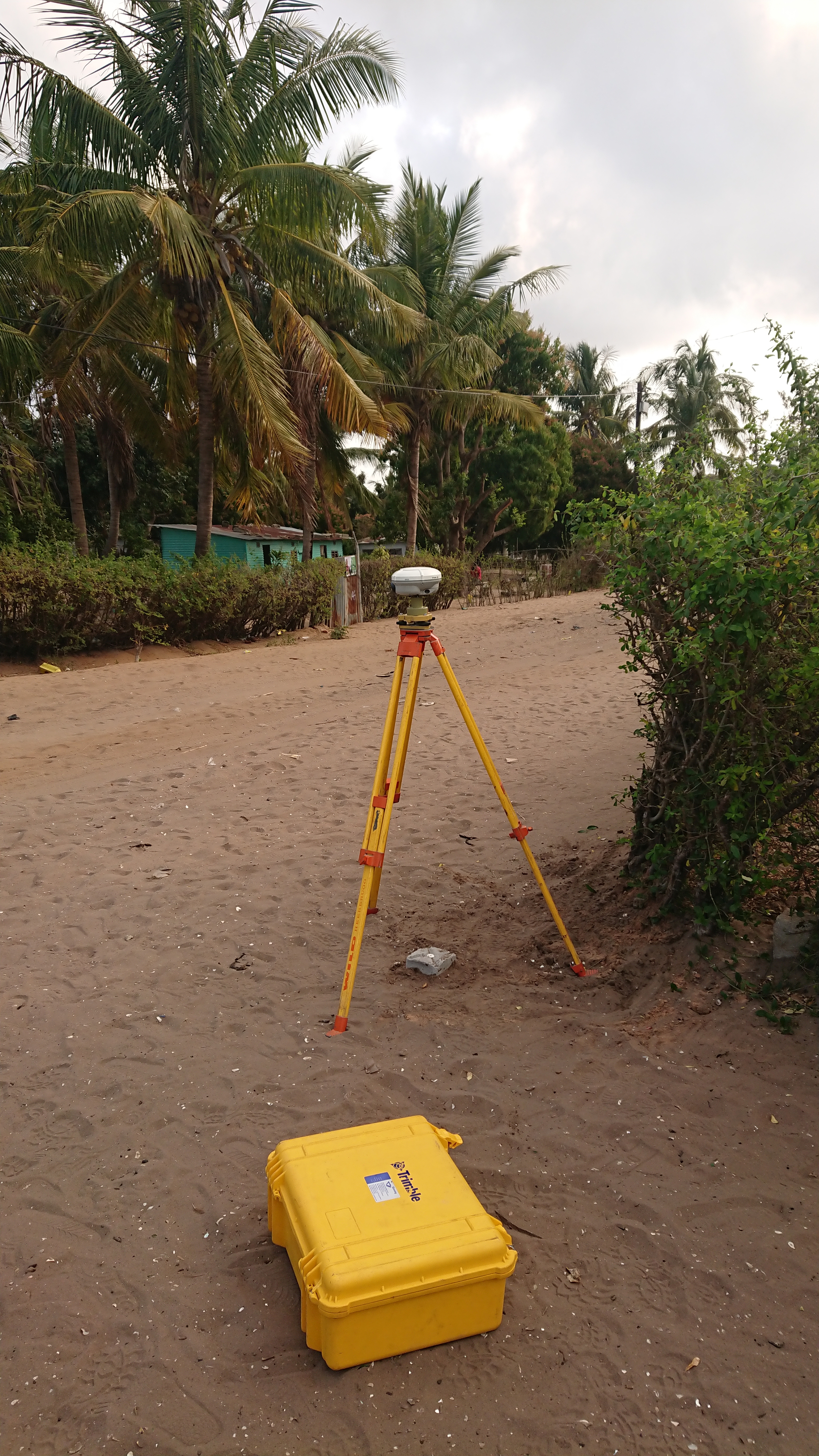 Foto: GNSS-instrument with landscape