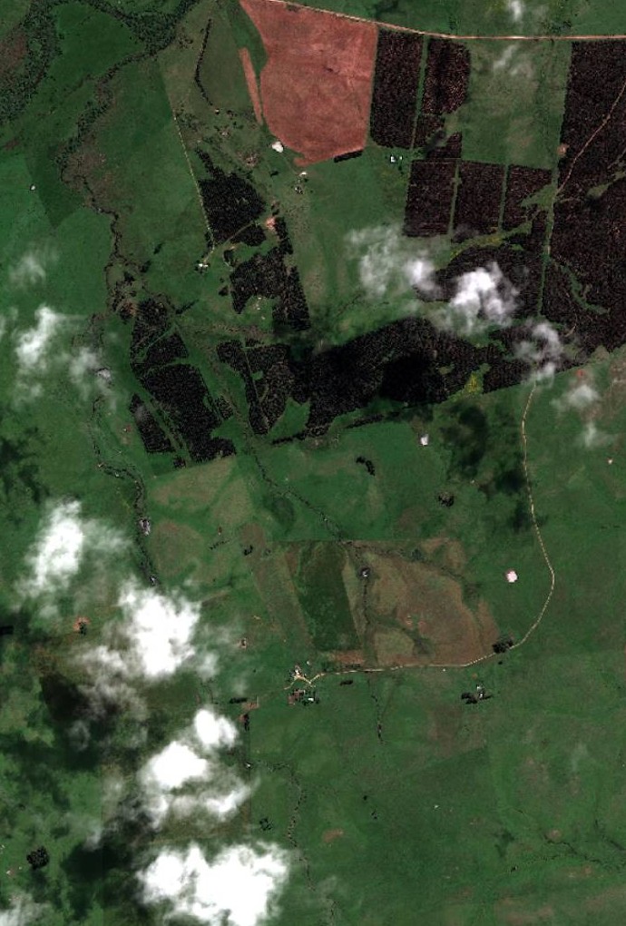 Satellitenbild mit Wolken und Kartenrahmen