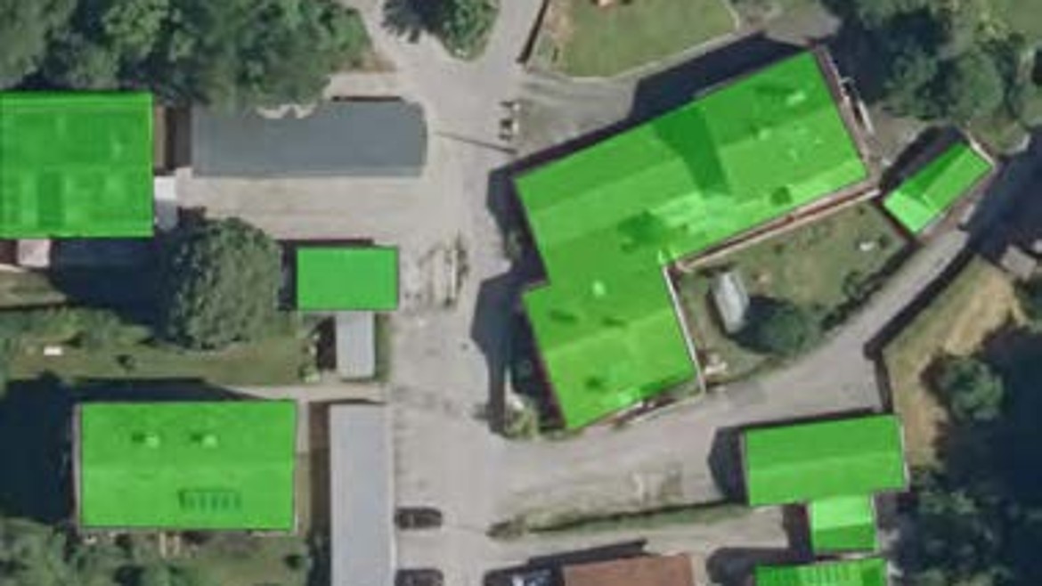 Ergebnis der Objektdetektion mit PolyWorld (Klasse „Dachfläche“). (Abbildung: José Zehentner; Geobasisdaten: Bayerische Vermessungsverwaltung) Screenshot