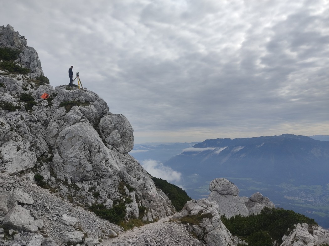 Landschaft mit Person und Instrument