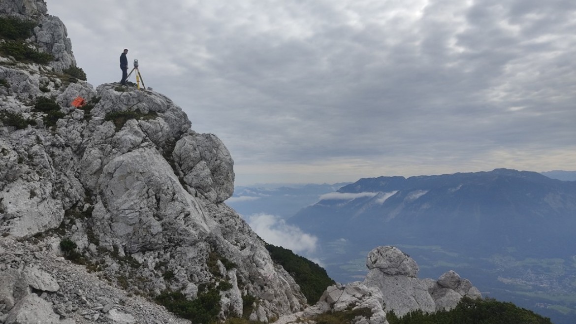 Landschaft mit Person und Instrument