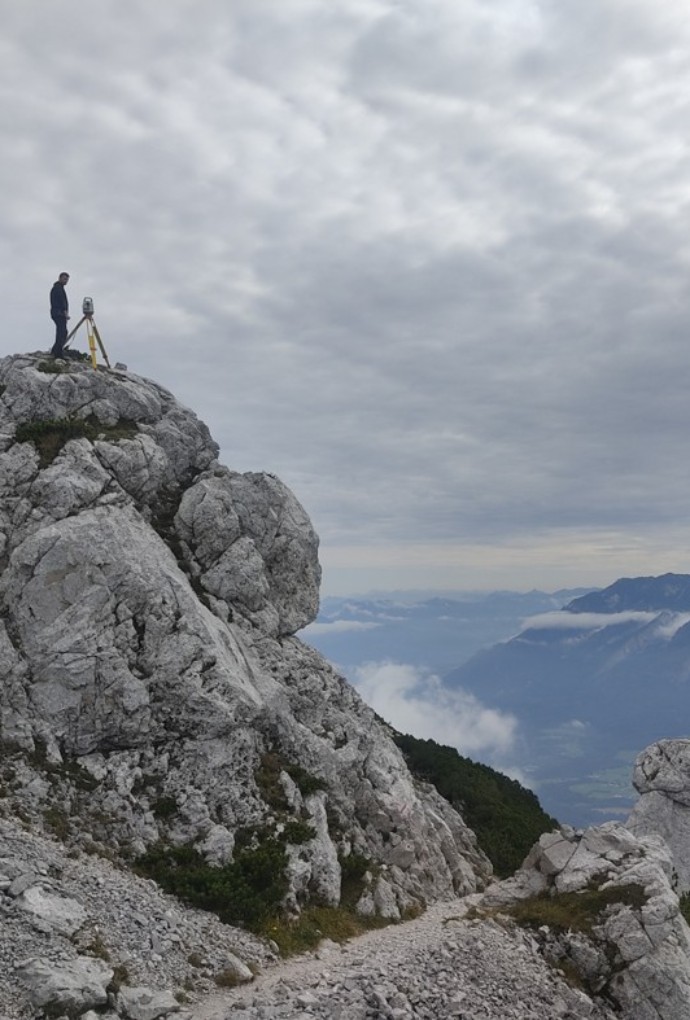 Landschaft mit Person und Instrument