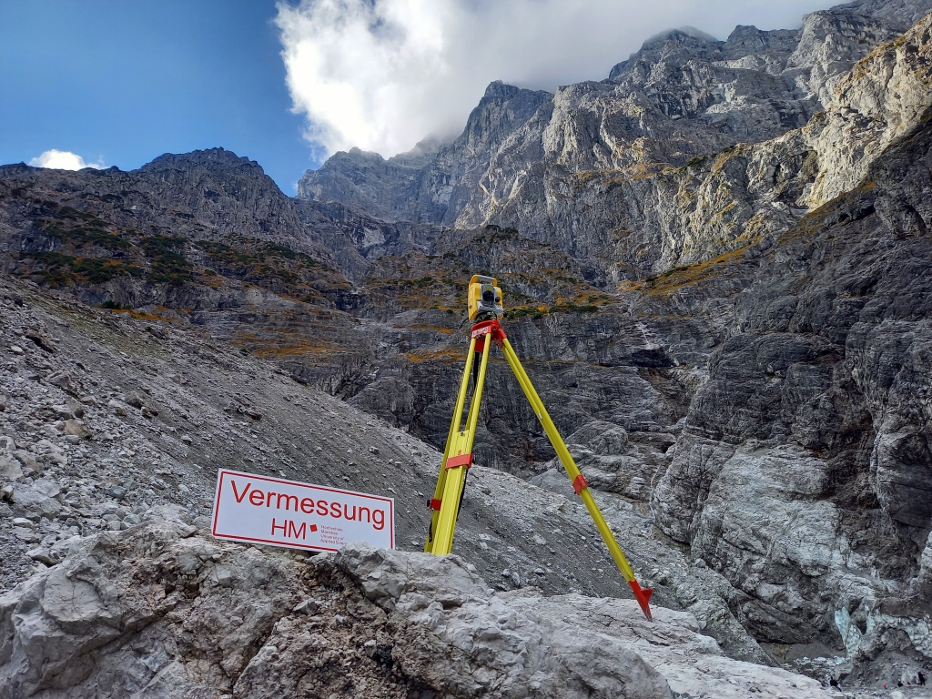 Vermessungsinstrument im Gelände