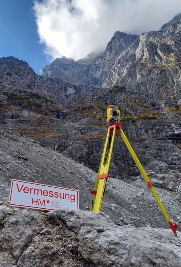 Vermessungsinstrument im Gelände