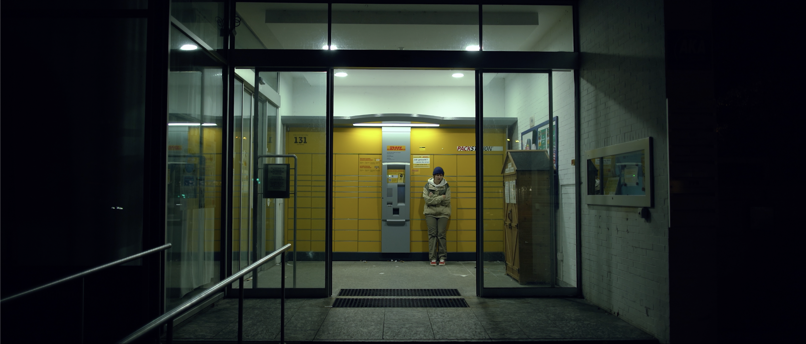 Person vor Packstation