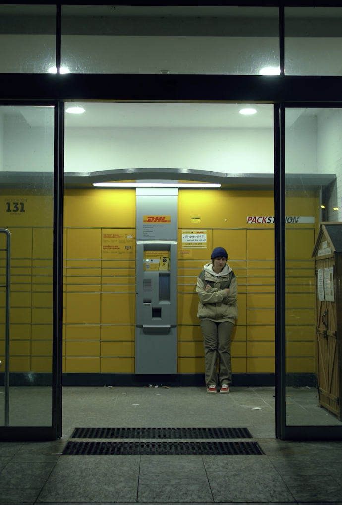 Person vor Packstation