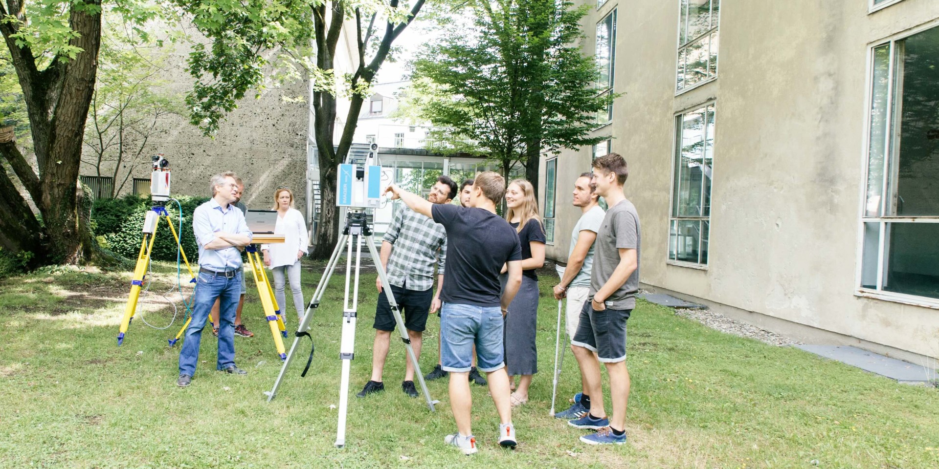 Studierende mit Laserscanner