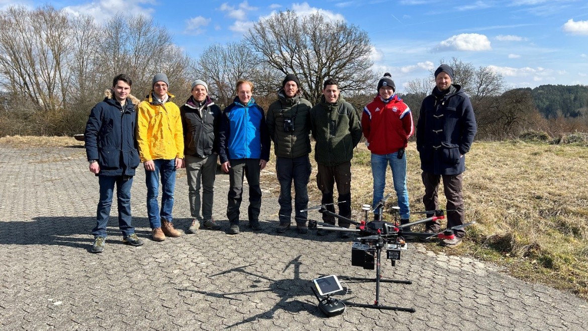 Gruppenbild mit Drohne