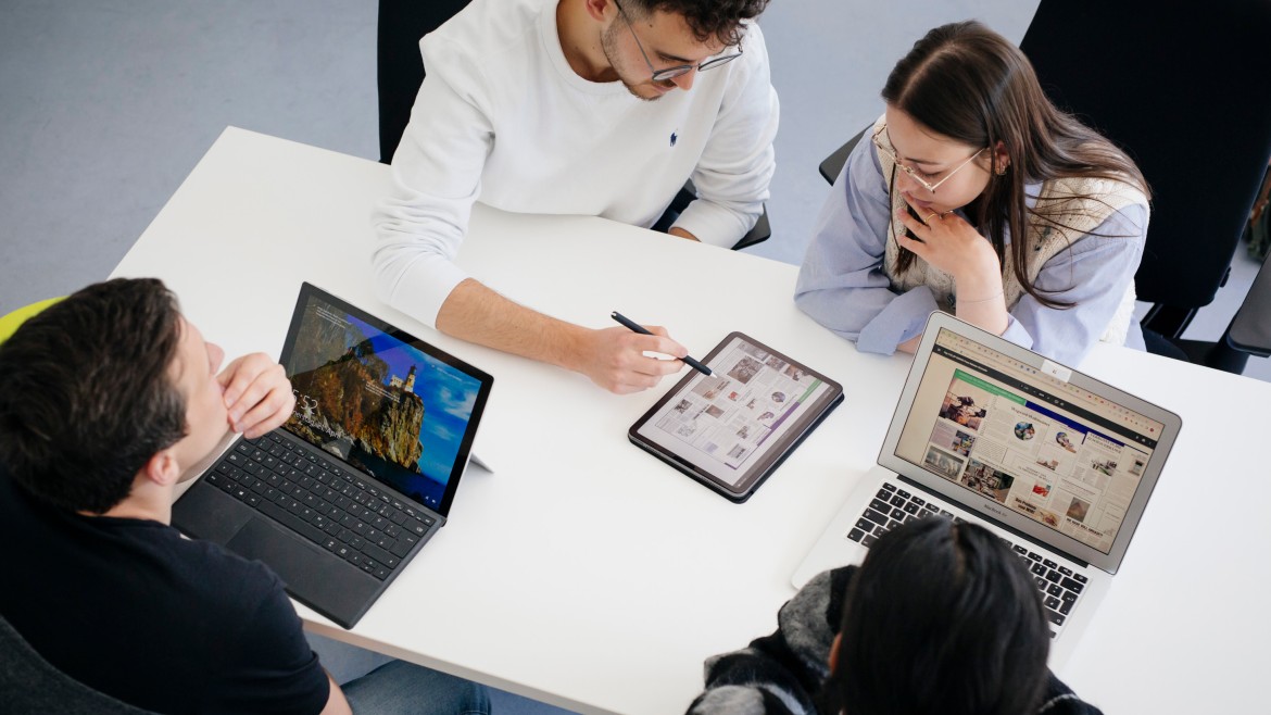 Labor Nutzerzentrierte Innovation - Gruppe von Studierenden arbeiten am Tablet