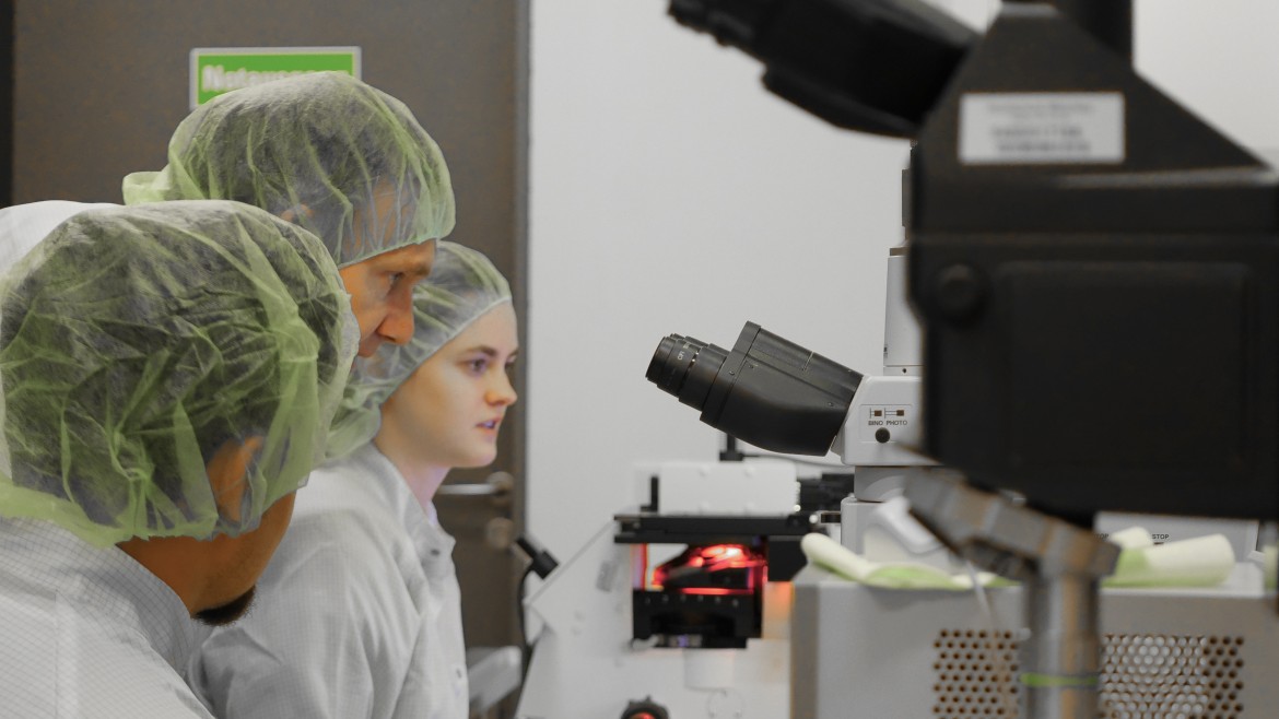 Studierende im Labor vor 3D Nano Drucker